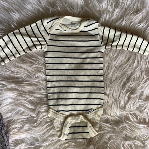 Gerber 5 Piece onesies - Picture 3 of 7